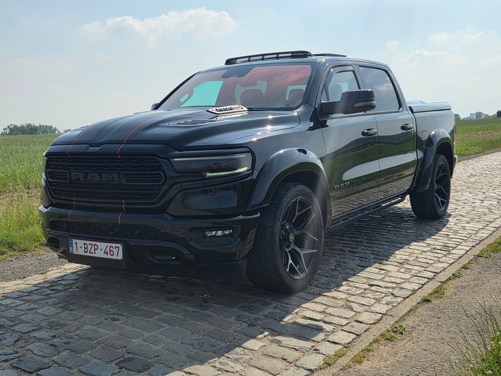 Dodge RAM 5.7 v8 32000km digitaal dashbord, Auto's, Dodge, Automaat, Stuurwielverwarming, Zwart, Leder