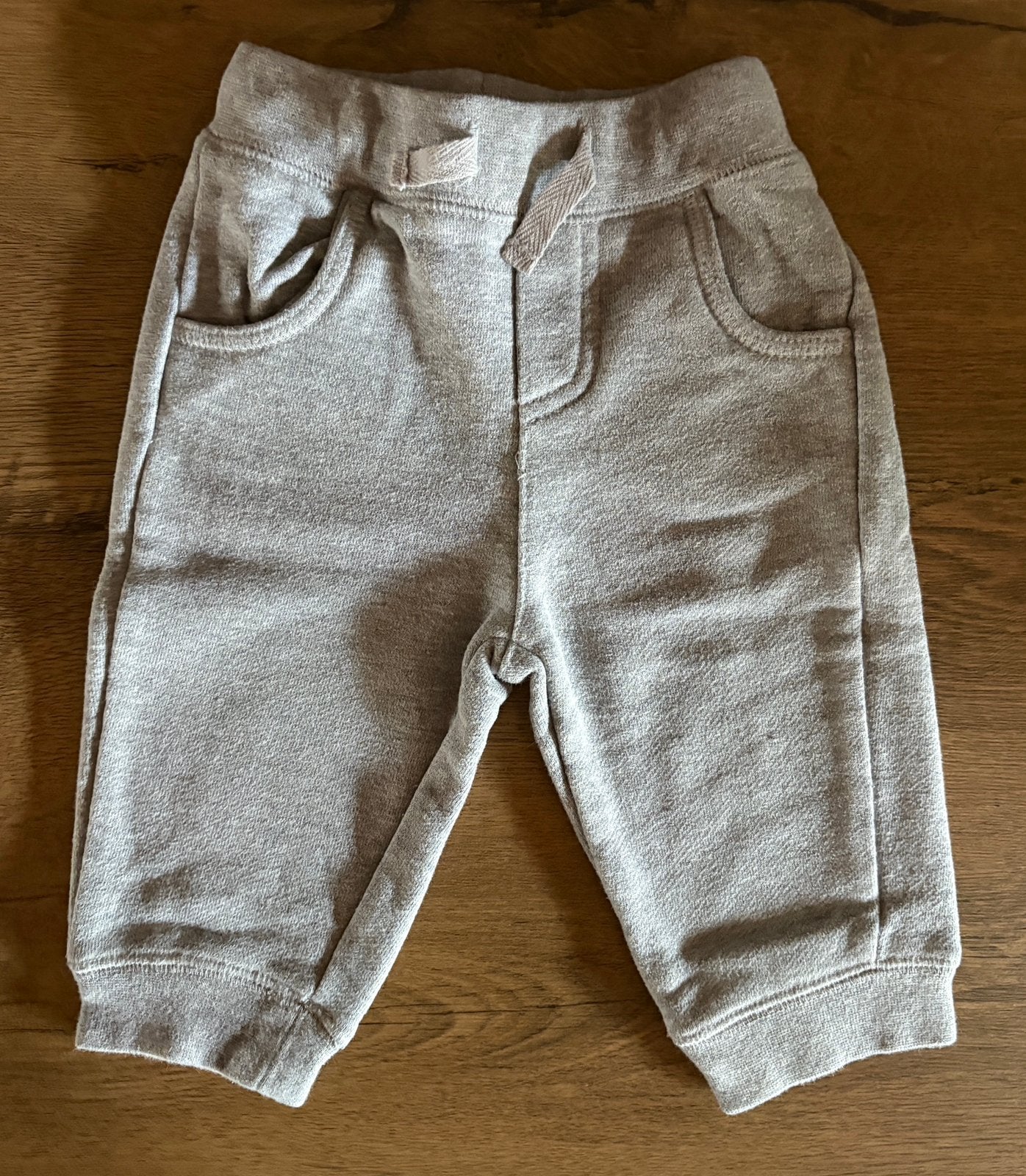 Pantalon de training gris clair Z - 6 mois -  4€, Enlèvement ou Envoi, Comme neuf, Garçon ou Fille, Pantalon