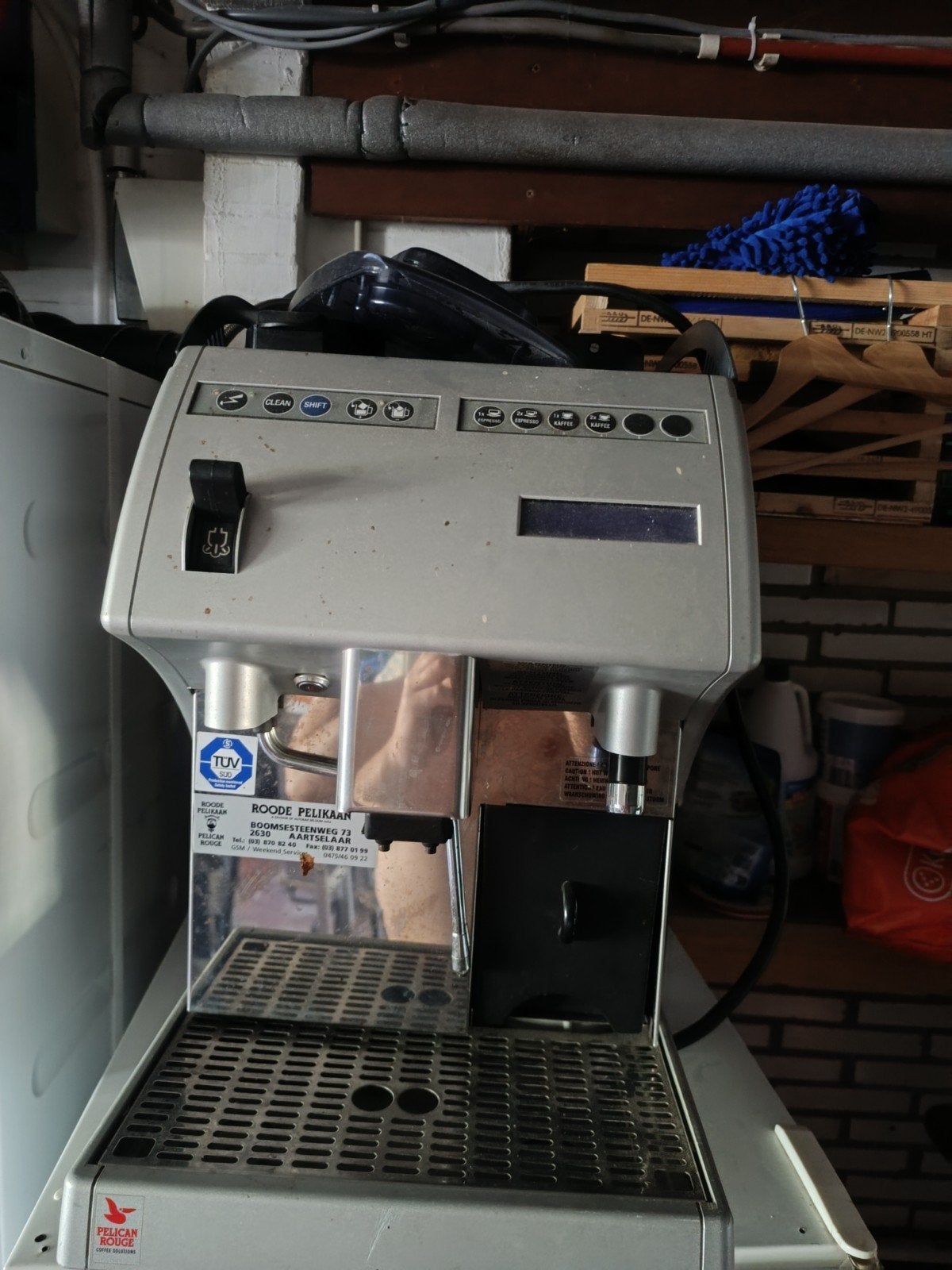 Koffiemachine Rode Pelikaan, Ophalen