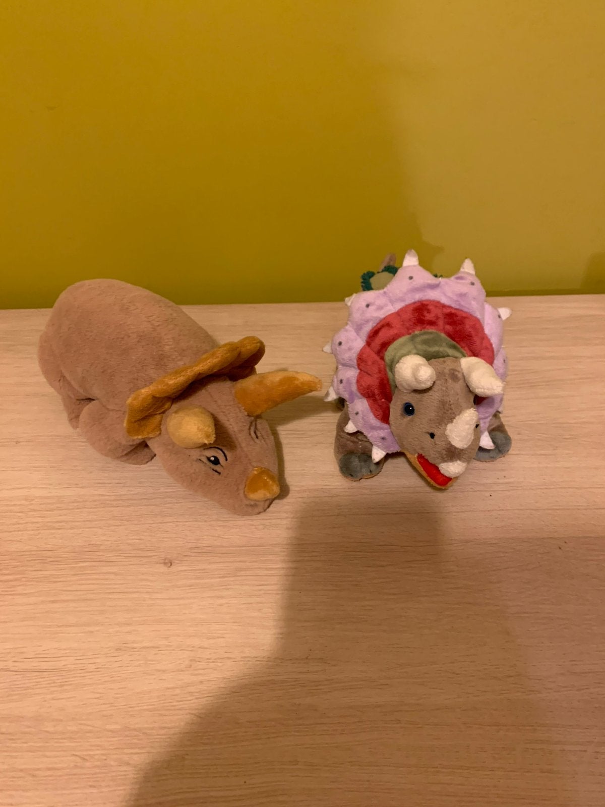 Dinosaurussen- Triceratops- 2st, Enfants & Bébés, Jouets | Peluches, Enlèvement ou Envoi, Overige karakters, Comme neuf, Multicolore