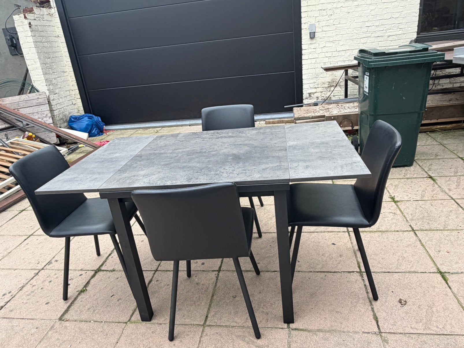 Uitschuifbare tafel met 4 stoelen, Ophalen, Zo goed als nieuw