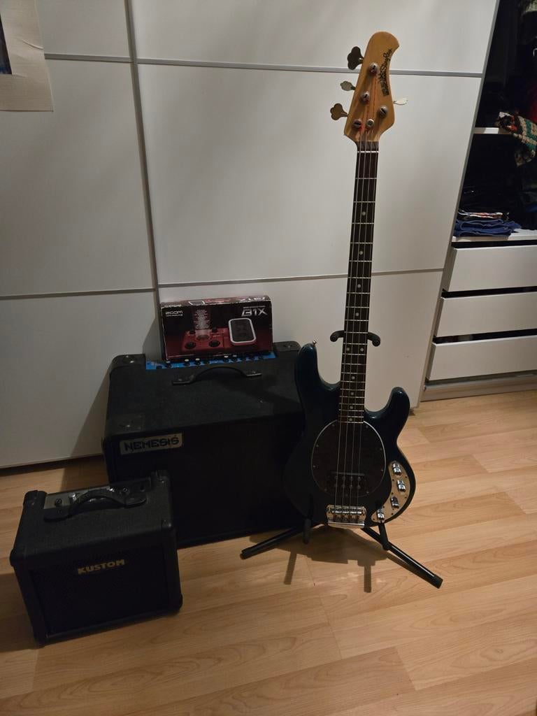 Music Man StingRay 4 USA + ampli 200W + pack complet, Musique & Instruments, Enlèvement, Utilisé, Autres marques, Avec ampli