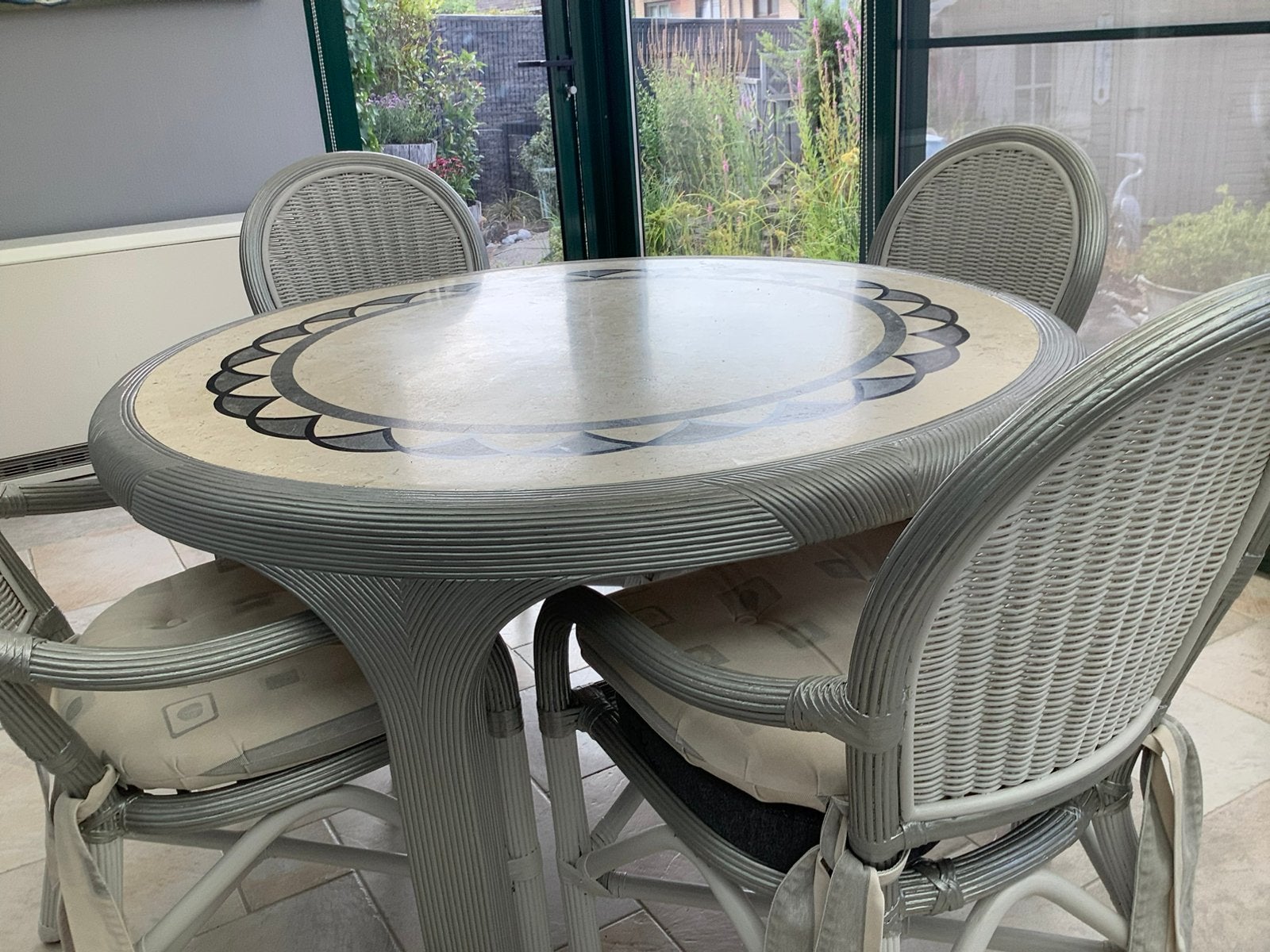 Ronde rotan tafel met natuurstenen blad en 4 rotan stoelen, Ophalen, Gebruikt, Rotan, 4 zitplaatsen