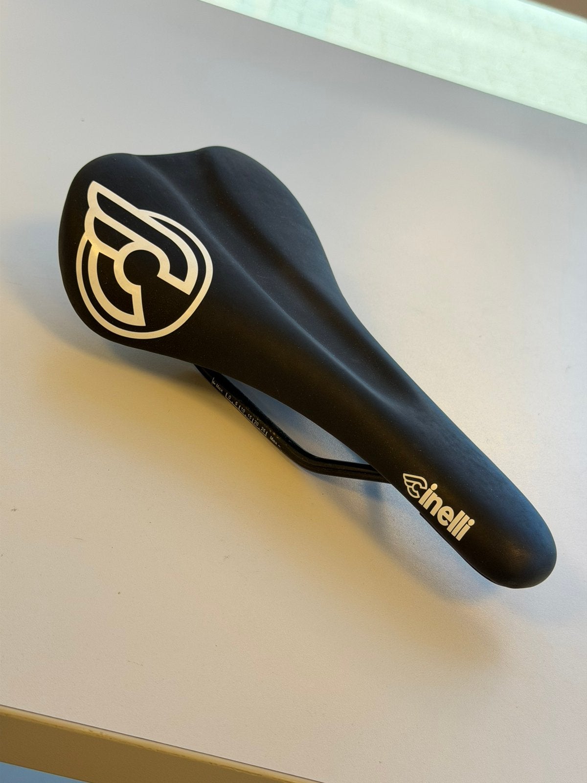 Selle de vélo Cinelli C-Wing Black Race MTB Fixie New Saddle, Vélos & Vélomoteurs, Vélos Pièces, Neuf, Selle, Acier, Enlèvement ou Envoi