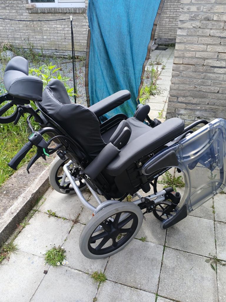 Kantel Zorgstoel van Invacare Azalea nieuwstaat, Diversen, Rolstoelen, Ophalen