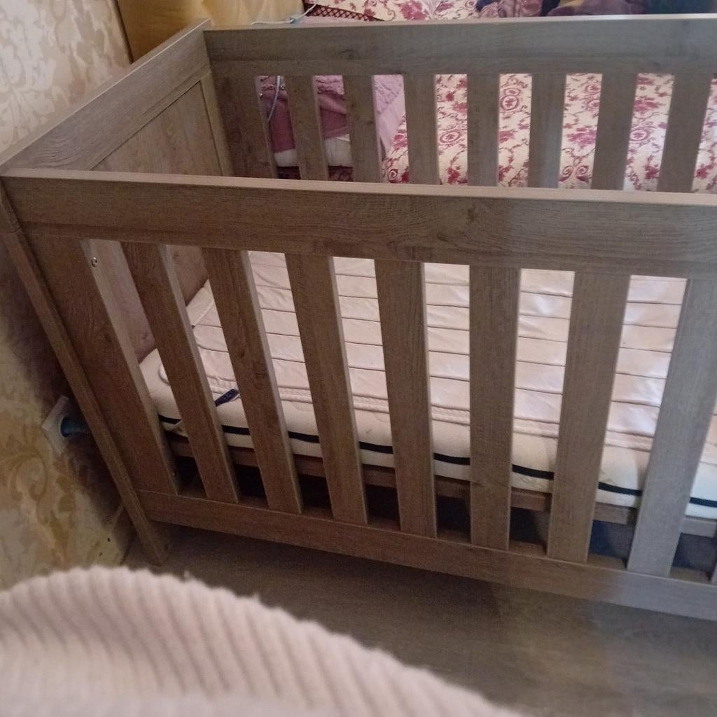 Lit bébé en bois robuste à vendre avec matelas, Enlèvement, Neuf, Rectangulaire