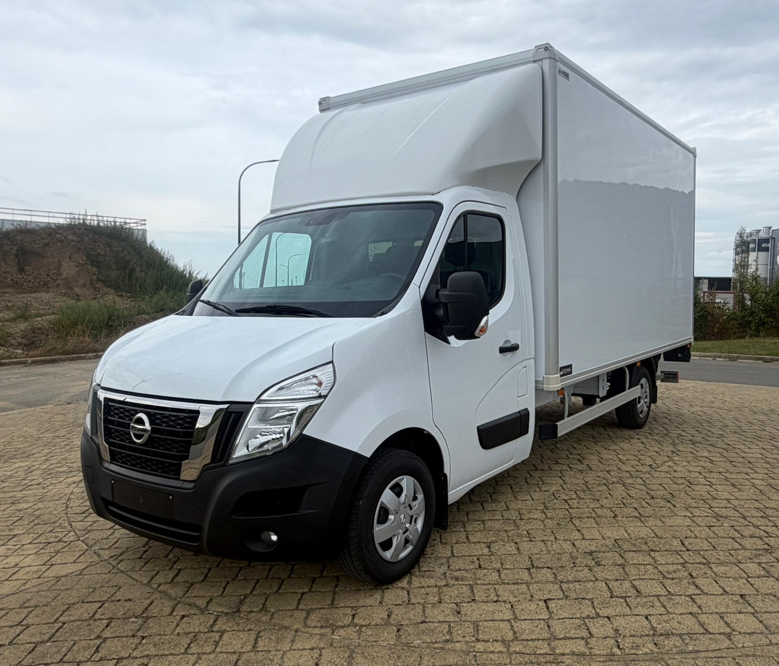 Renault Master 20m3 lift / 2.3 163 cv / 31396,69€ htva, Autos, Euro 6, 3 places, Entretenue par le concessionnaire, Noir
