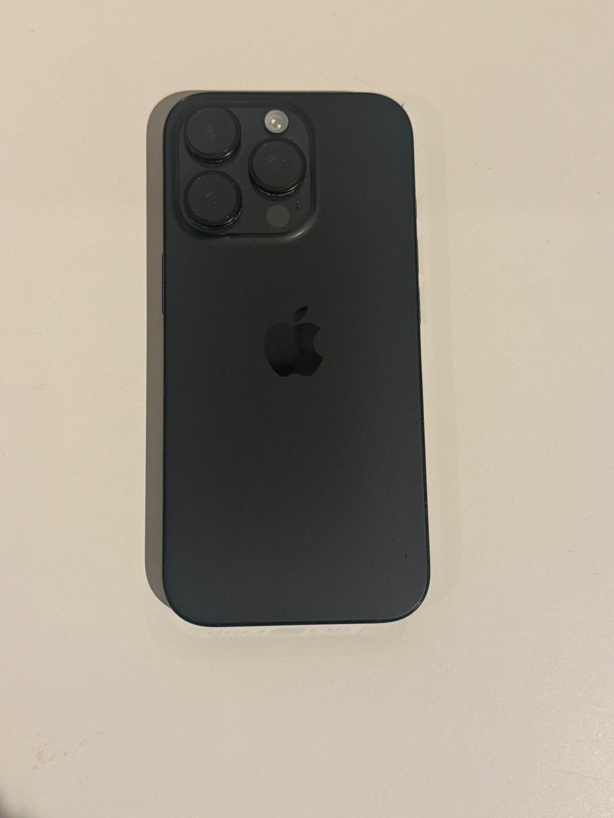 iPhone 16 Pro 128 Go — Titane noir, Télécoms, Enlèvement, Comme neuf, Noir, IPhone 16