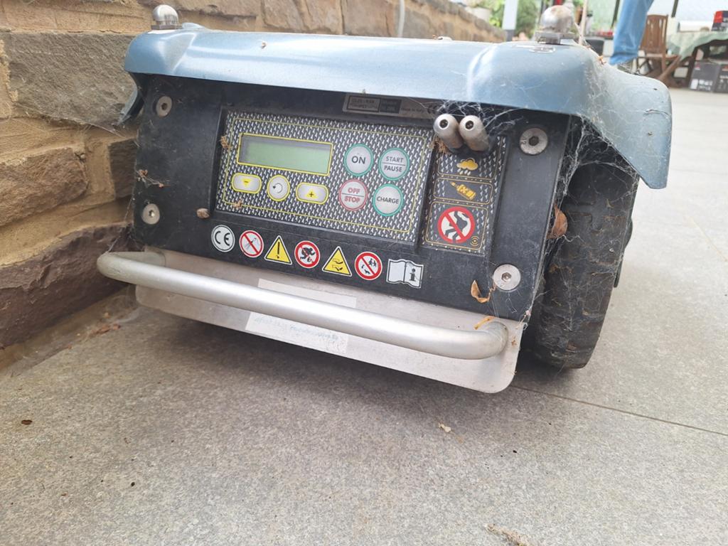 Robot Tondeuse, Enlèvement