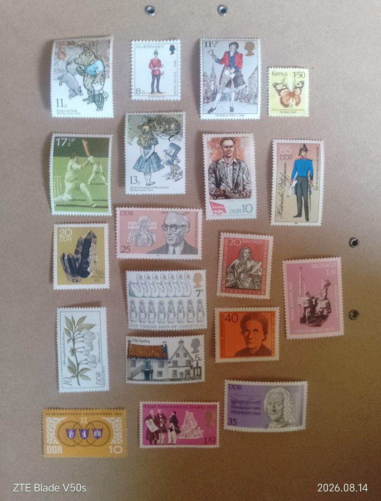 +- 500 postzegels History, Ophalen of Verzenden