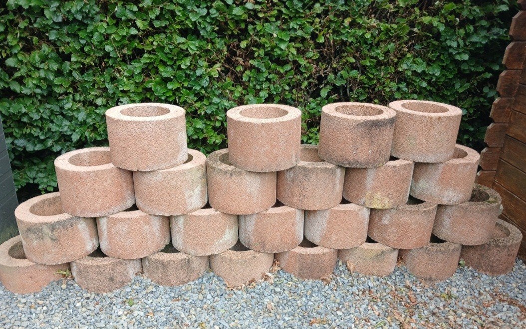 25 blocs jardinières en béton.
150 euros pour l ensemble ou, Jardin & Terrasse, Enlèvement, Béton