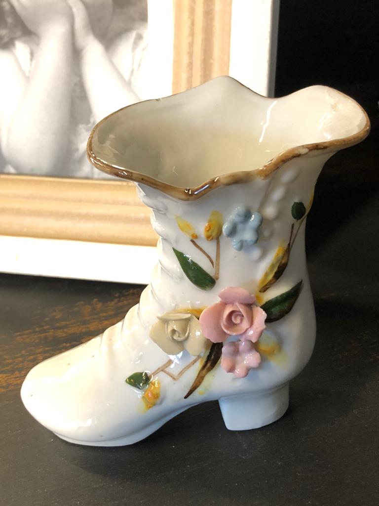 Wit porselein romantisch schoentje met bloemen, Ophalen of Verzenden