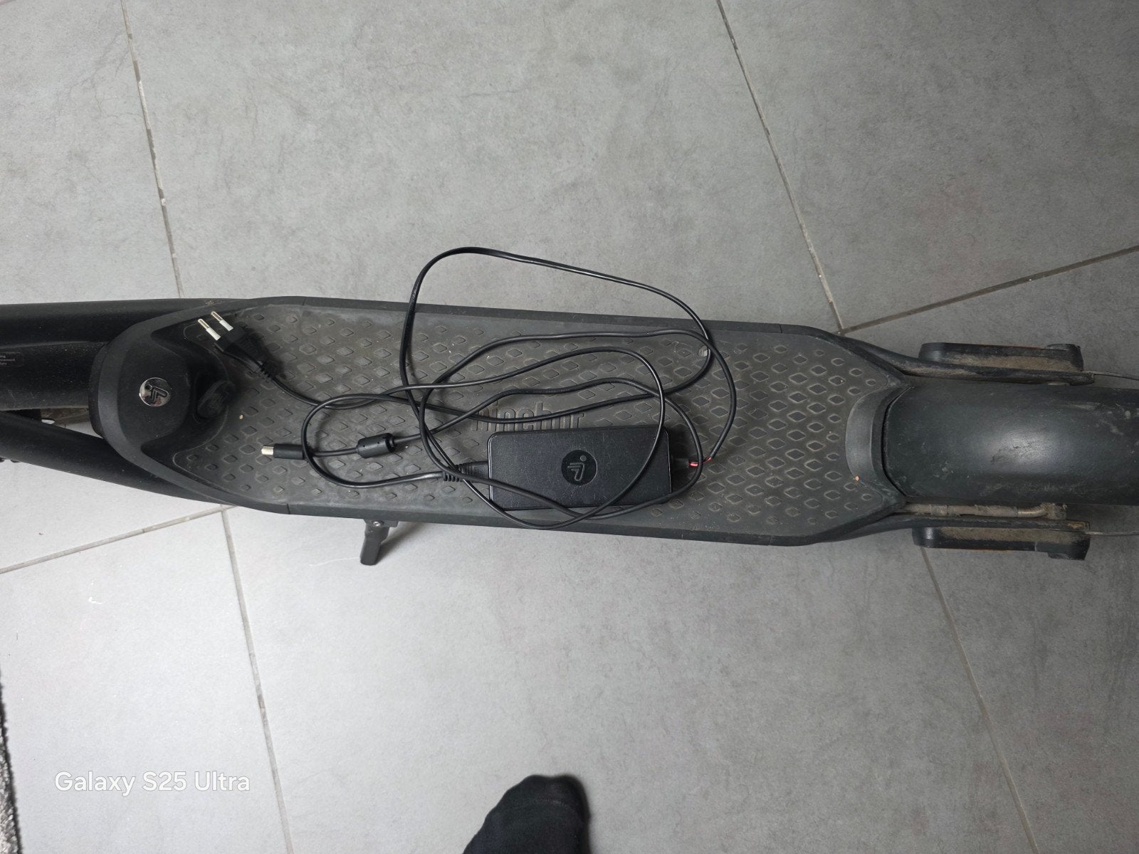 NİNEBOT  ELEKTRİSCHE step

 Ninebot Elektrische Step - Met o, Fietsen en Brommers, Ophalen, Gebruikt, Elektrische step (E-scooter)