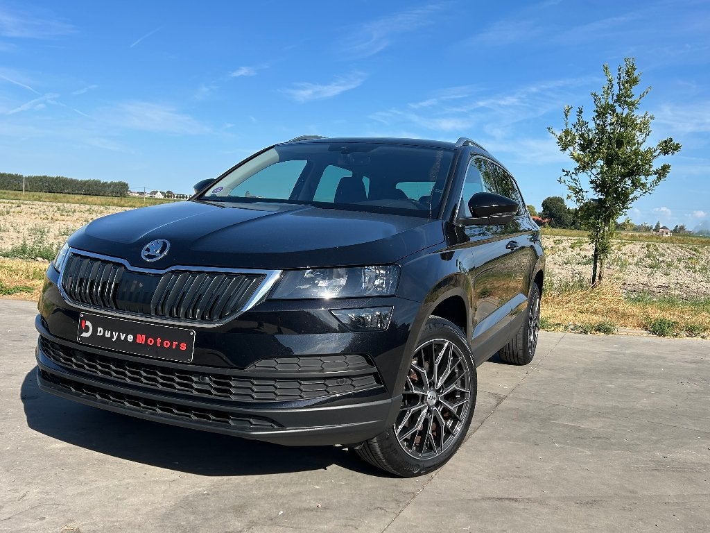 Skoda Karoq - 2021- automaat - 79.000km - benzine, Auto's, Stof, 4 cilinders, Zwart, Karoq