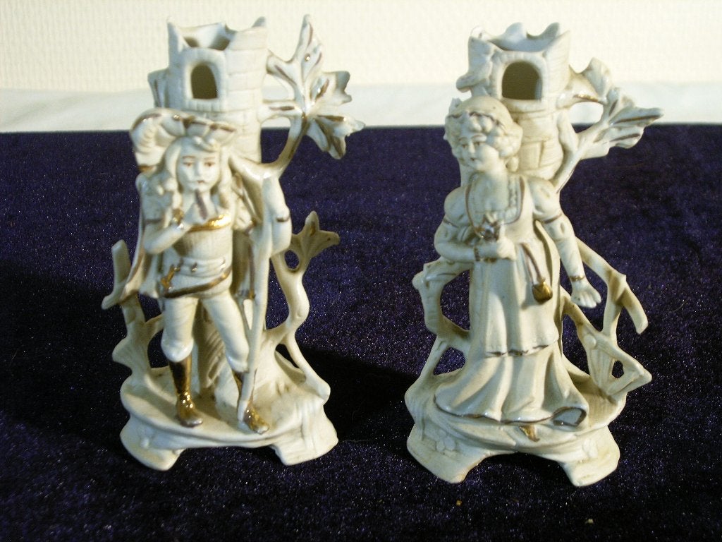 Twee antieke biscuitbeeldjes als solifleur., Antiek en Kunst, Ophalen of Verzenden