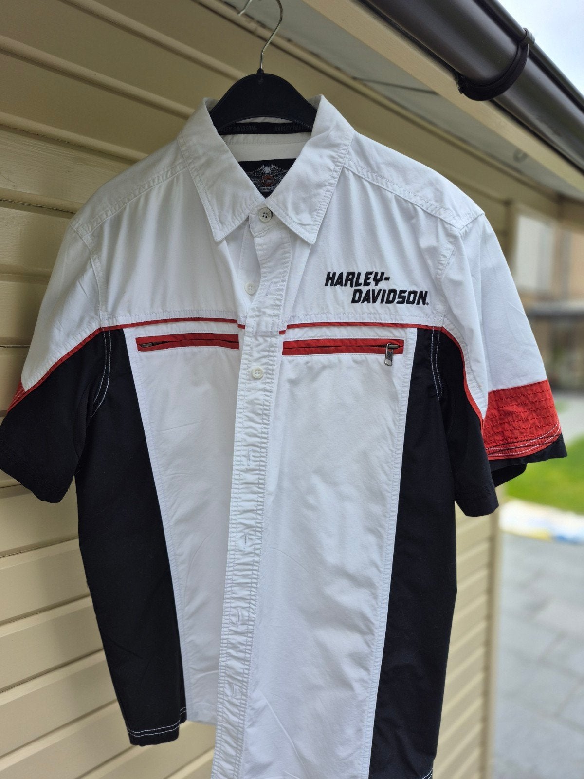 Chemise courte Harley Devidson, Enlèvement