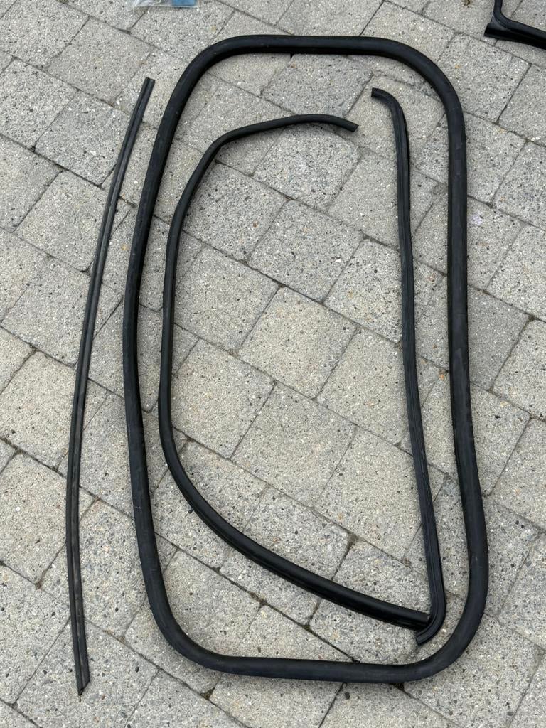 Rubber dichting afdichting schuifdak w201 190E 190D, Ophalen