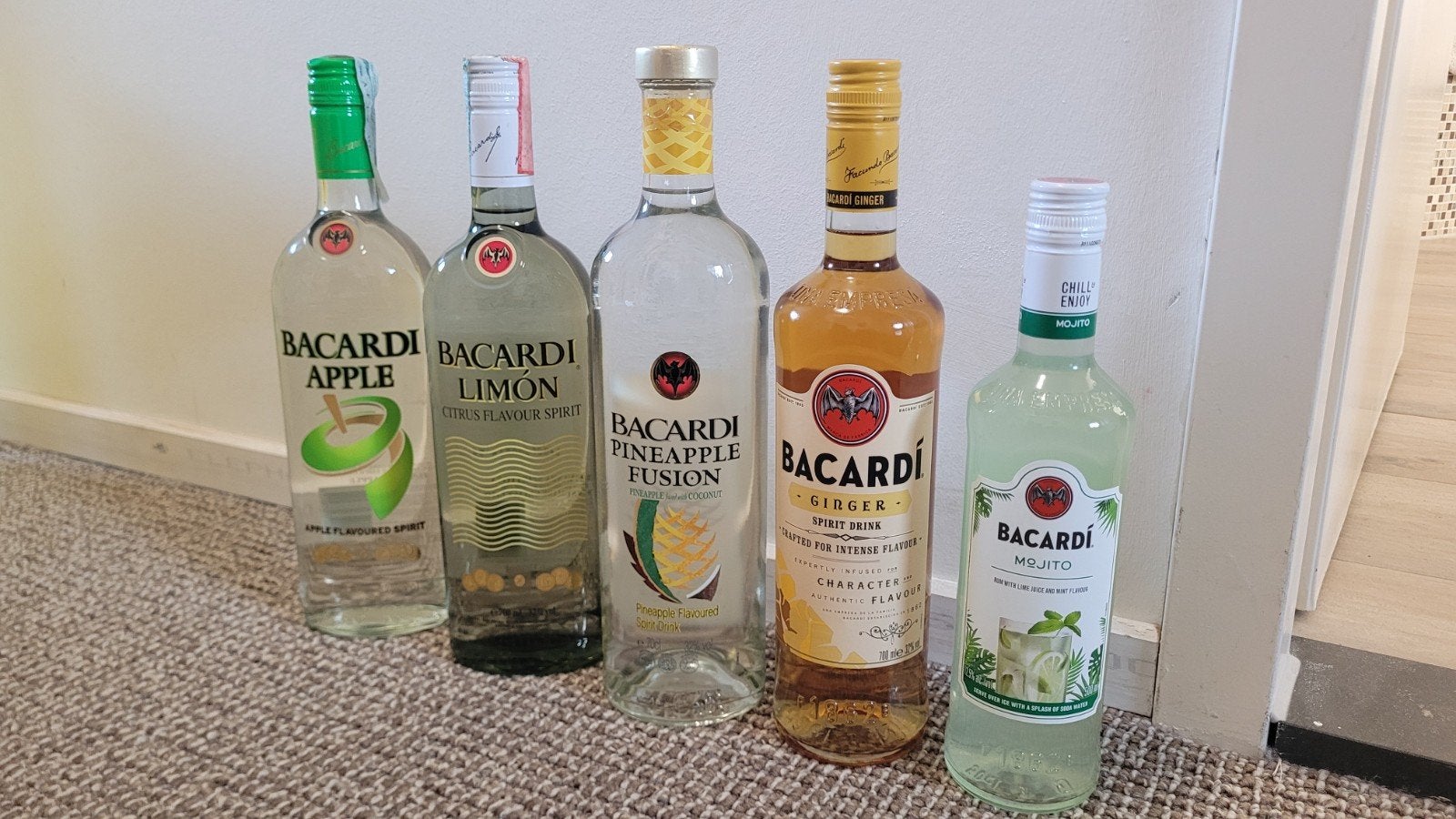 Diverses anciennes bouteilles de rhum Bacardi, bouteille de, Collections, Envoi, Neuf, Autres types