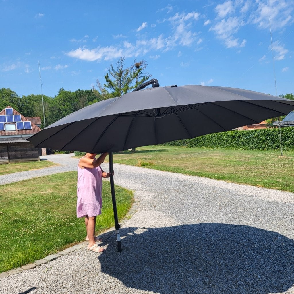 Mooie nieuwe parasol te koop van overlijden, Tuin en Terras, Parasols, Ophalen, Verstelbaar, 3 tot 4 meter, Zweefparasol