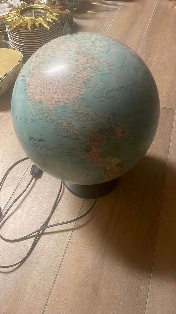 Grote wereldbol met verlichting, Ophalen