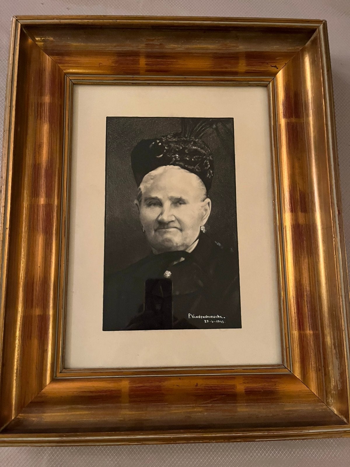 Oude kader met foto., Enlèvement