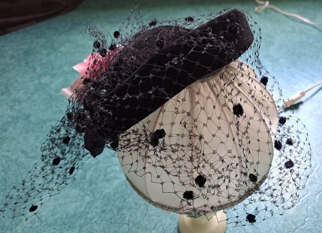 Magnifique chapeau de grandes occasions noir avec tulle, Enlèvement ou Envoi, Porté, One size fits all, Chapeau