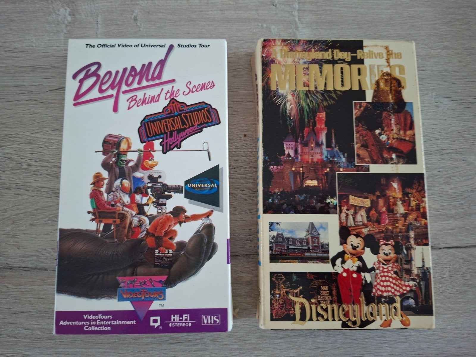 2x VHS  Disneyland en Universal Studios, CD & DVD, Documentaire, Enlèvement ou Envoi, Tous les âges, Utilisé