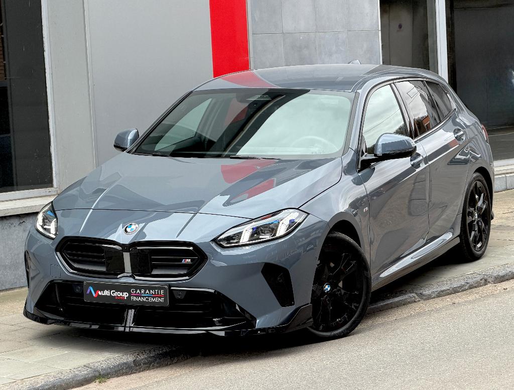 BMW 120 iAs Pack ///M Performance*2 jaar garantie*model 2025, Auto's, Automaat, 1 Reeks, 4 cilinders, Leder
