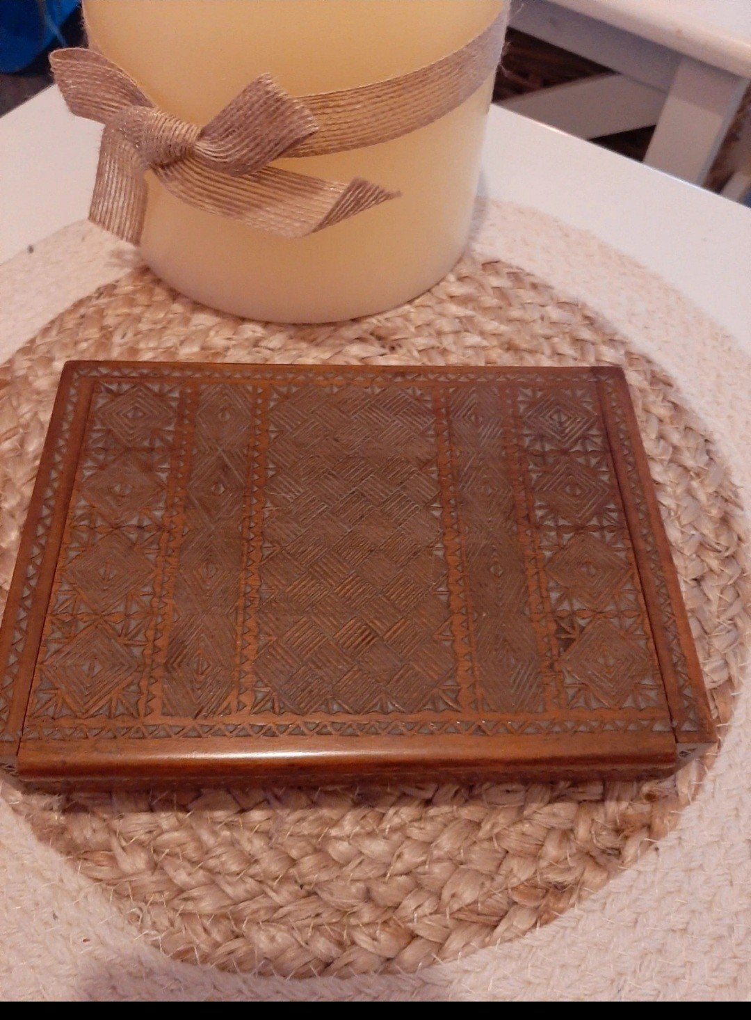 Coffret en bois gravé antique marron, Envoi