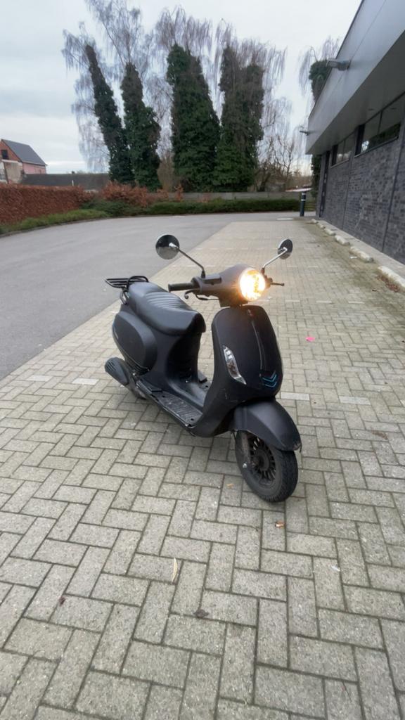 Gts toscana zwarte scooter b klasse, Fietsen en Brommers, Ophalen, Zo goed als nieuw