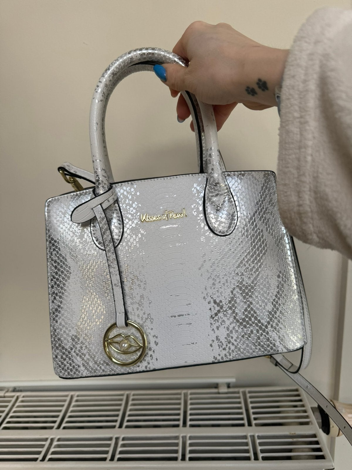 Tas Kisses of Pearl, Enlèvement, Comme neuf