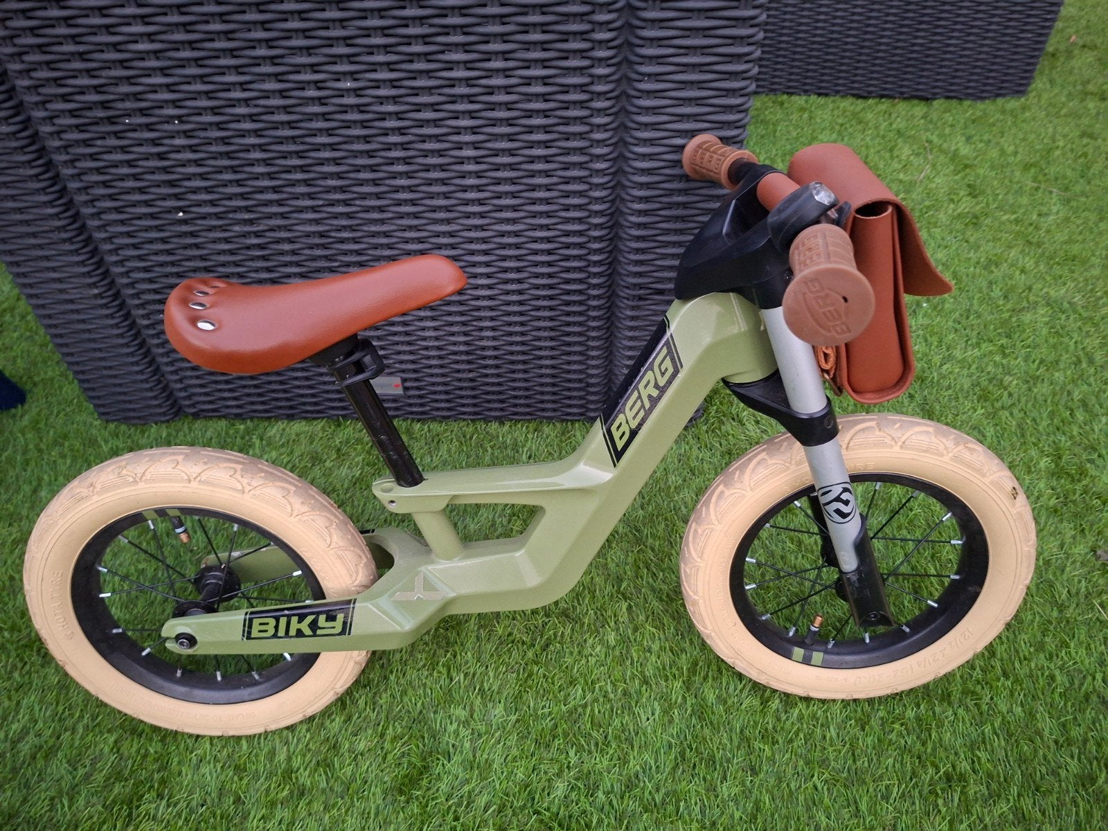 BERG Biky loopfiets – groen met bruine accessoires, Enlèvement, Comme neuf, Vélo d'équilibre