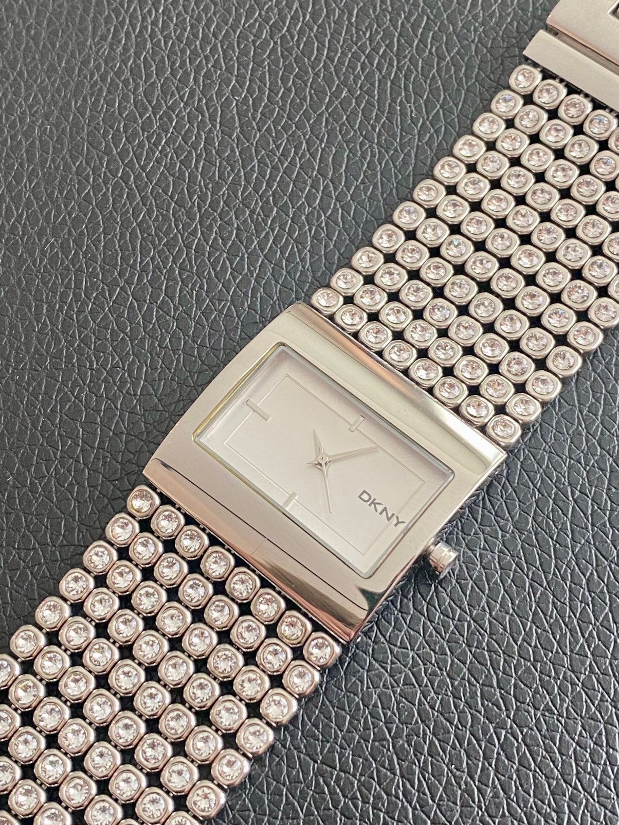 Dameshorloge DKNY met kristallen band, Handtassen en Accessoires, Horloges | Dames, Ophalen of Verzenden, Zo goed als nieuw, Staal