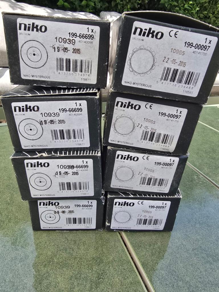 Niko Mysterious Stopcontacten, Doe-het-zelf en Bouw, Elektriciteit en Kabels, Nieuw, Stopcontact, Ophalen of Verzenden