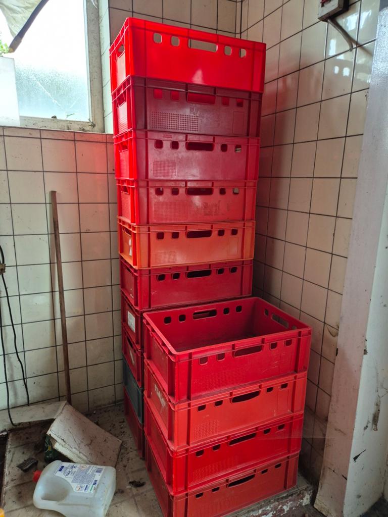Rode kunststof stapelkratten, Ophalen
