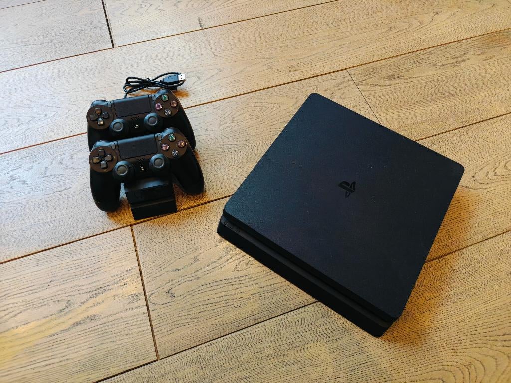 PS4 Slim 1TB + 2 manettes + station de charge, Consoles de jeu & Jeux vidéo, Consoles de jeu | Sony PlayStation 4, Utilisé, Slim