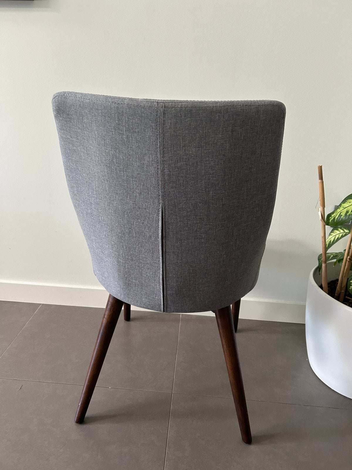 8 stijlvolle eetkamerstoelen grijze stof donkerhouten poten, Huis en Inrichting, Stoelen, Ophalen, Gebruikt, Grijs, Stof