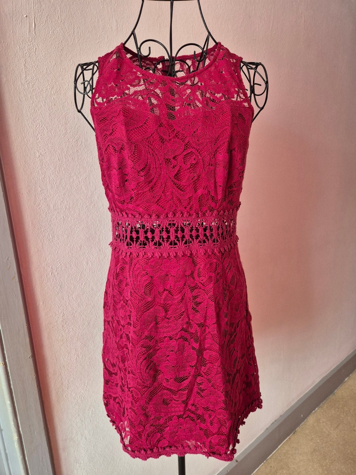 Robe dentelles bordeaux 38, Kleding | Dames, Jurken, New look, Ophalen of Verzenden, Zo goed als nieuw, Maat 38/40 (M)