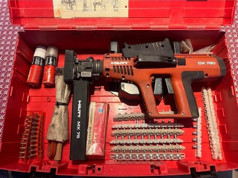 Lot de 2 cloueurs Hilti DX 750 + chargeur, Enlèvement, Utilisé, Hilti
