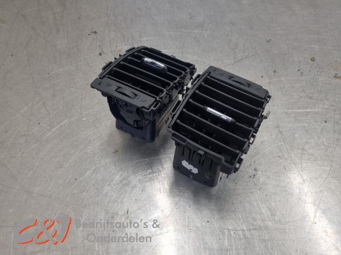 Grille aération tableau de bord d'un Renault Trafic, Renault, -, 3 mois de garantie, Utilisé