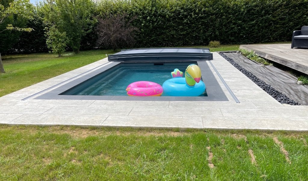 Abri de piscine bas discrétion et confort de baignade, Enlèvement ou Envoi, Neuf, Couverture de piscine