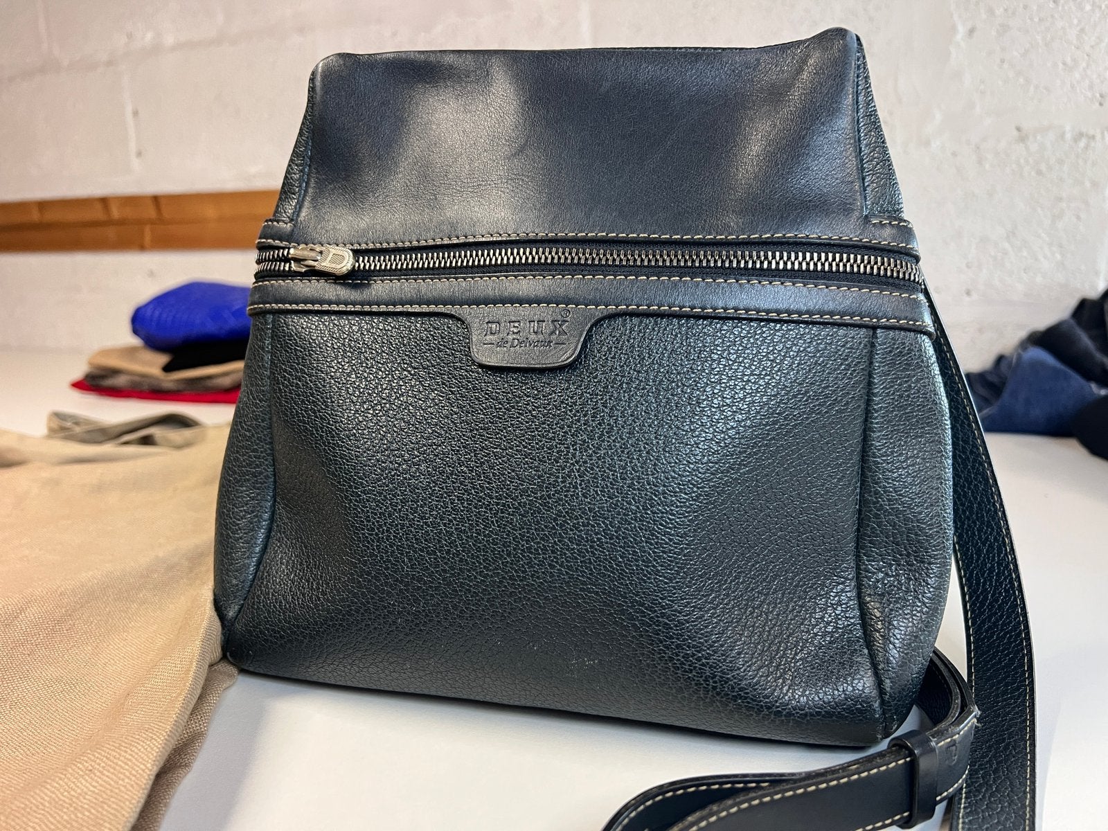 DEUX DE DELVAUX CUIR MARINE AVEC DUSTBAG, Enlèvement ou Envoi, Comme neuf
