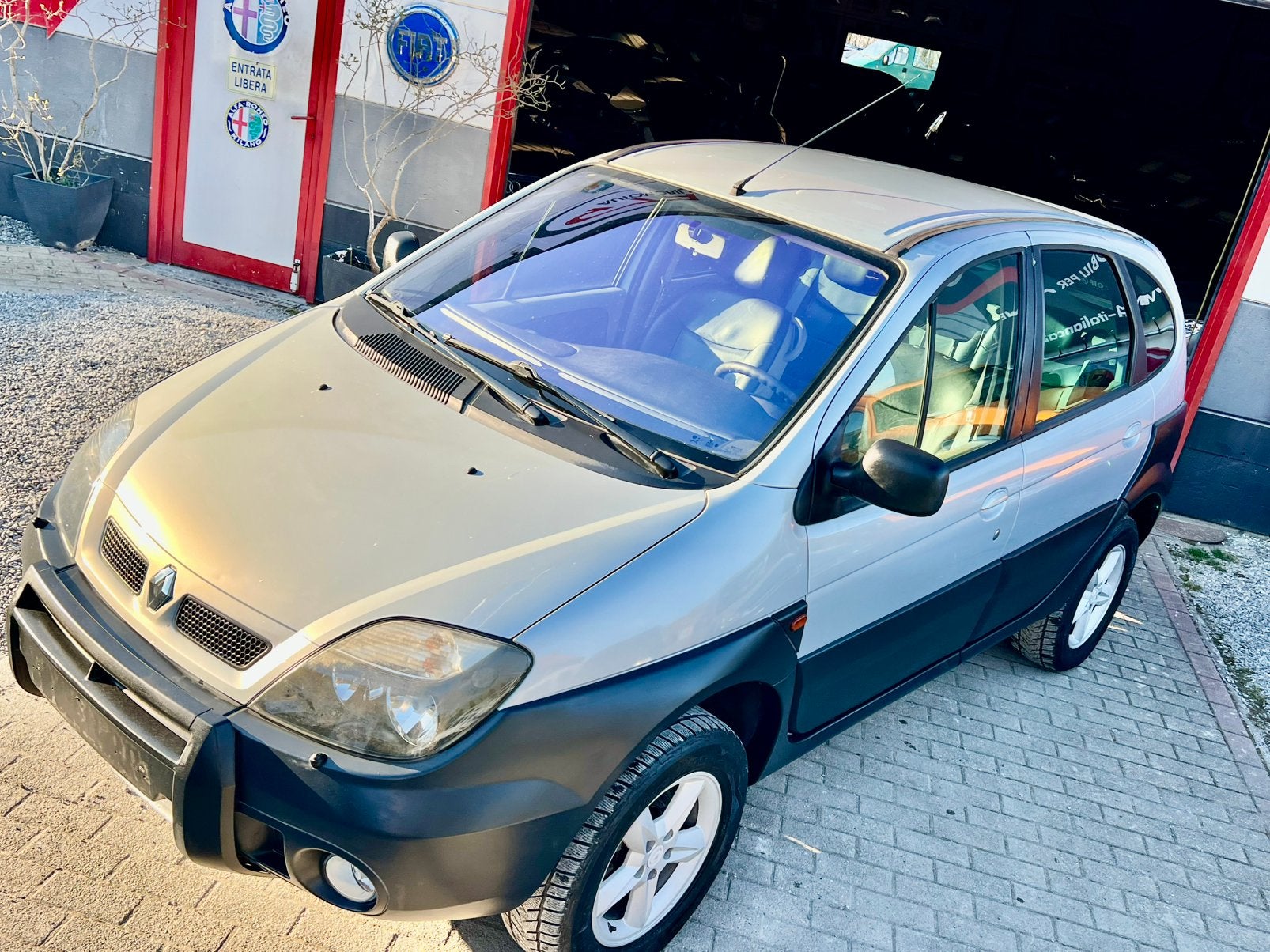 Renault scenic / 4x4 zelfzaam / benzine, Bedrijf, https://public.car-pass.be/vhr/abd477c8-8dee-42f7-b22f-a8c7d19c9bc2, Te koop