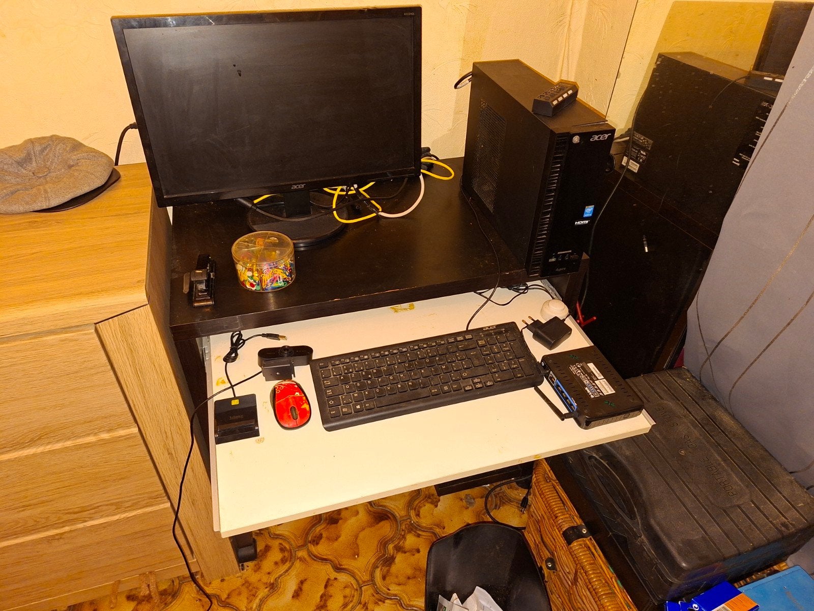 Complete pc en het bijbehorende meubilair., Computers en Software, Ophalen