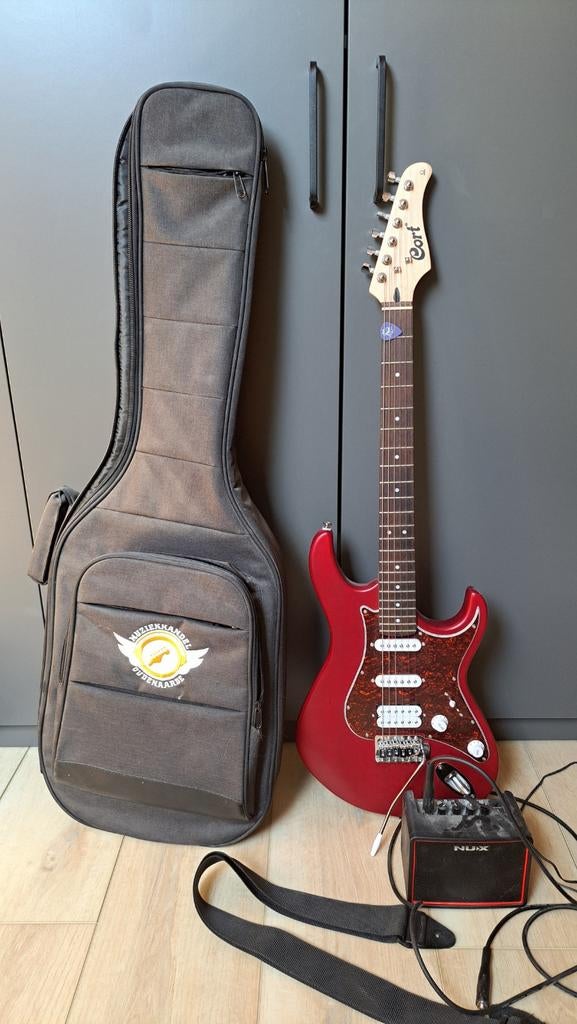 Cort elektrische gitaar set, Muziek en Instrumenten, Met versterker, Zo goed als nieuw, Solid body, Ophalen