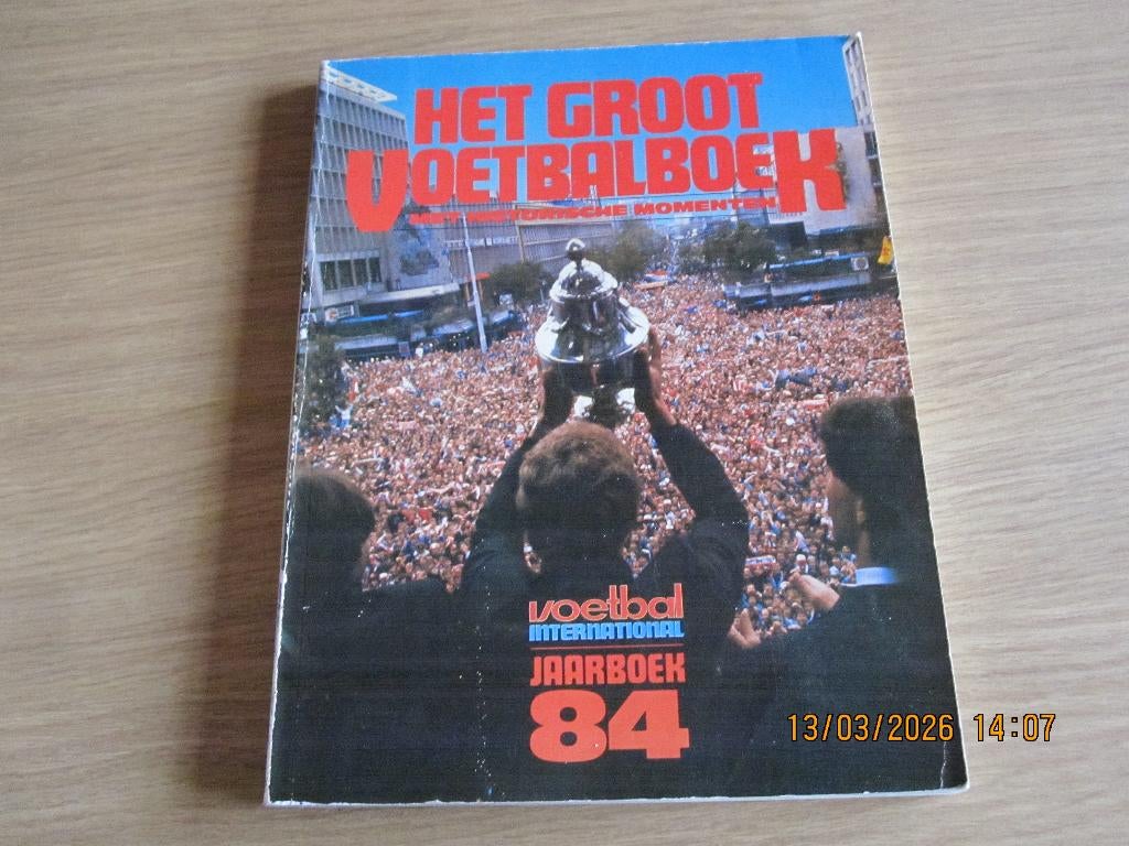 Het groot voetbalboek (jaarboek 1984), Boeken, Ophalen of Verzenden