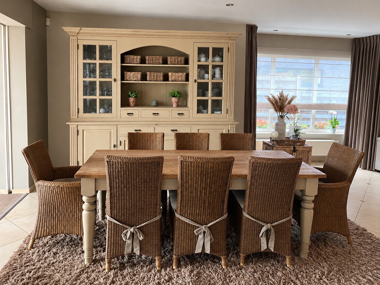 Prachtige landelijke eettafel met 8 rieten stoelen, Huis en Inrichting, Ophalen, Zo goed als nieuw