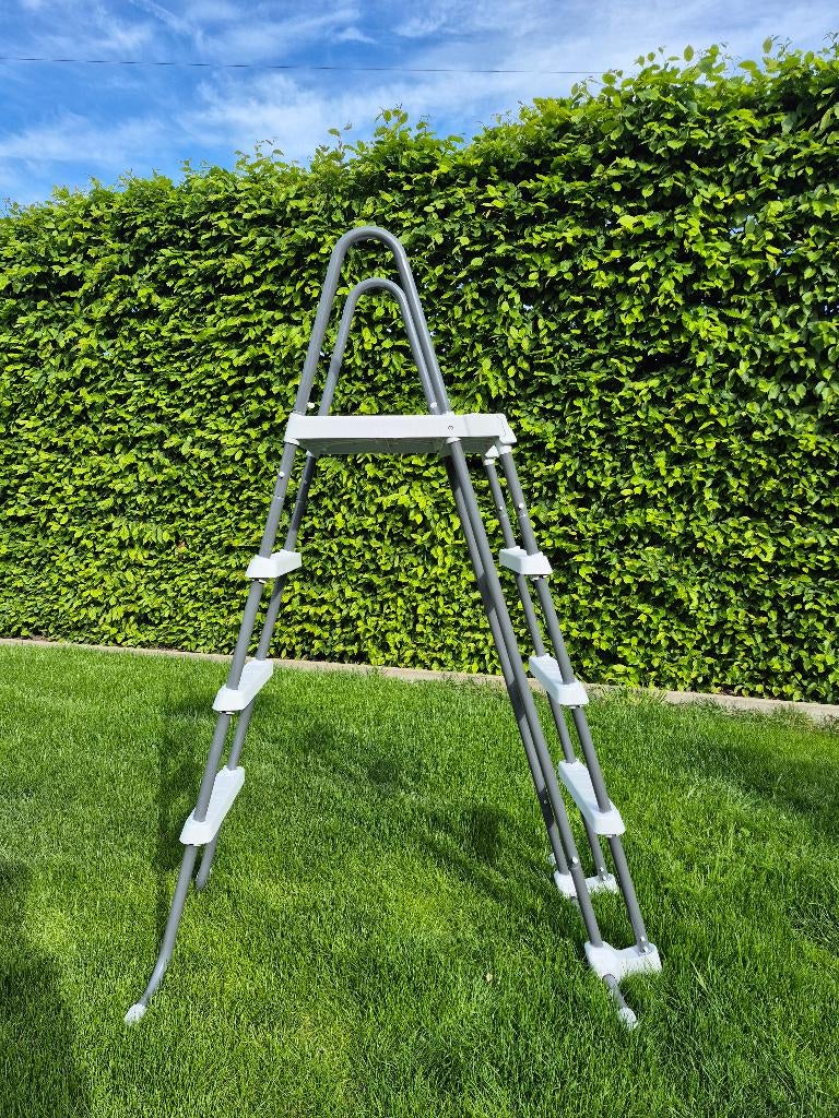 Zwembadtrap, Ophalen, Zo goed als nieuw, Ladder