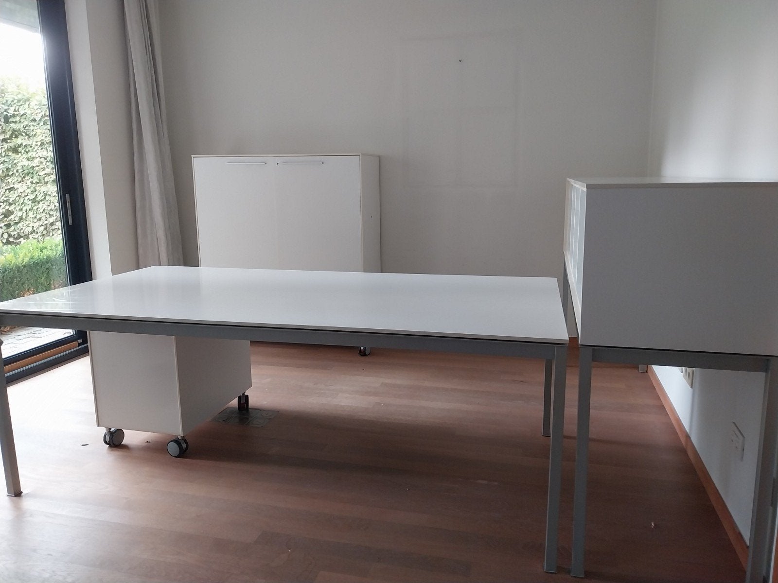 bureau + kast + opbergvakken, Ophalen, Gebruikt, Hout, Wit