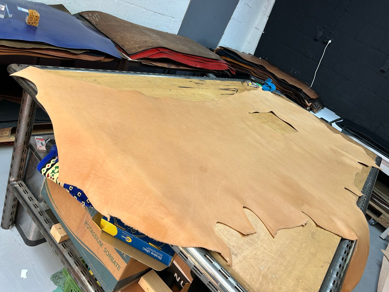 Naturel kleur halve huid 1.8 mm dik iets stug en glad A-272, Ophalen of Verzenden, Zo goed als nieuw